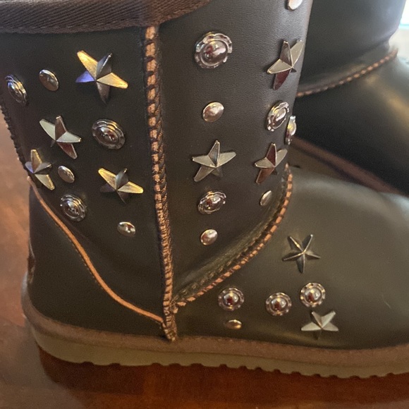 - 🦊Ugg NWOT Big Kids leather studded boots. EUC. All studs in place. 👏 - Picture 12 of 16